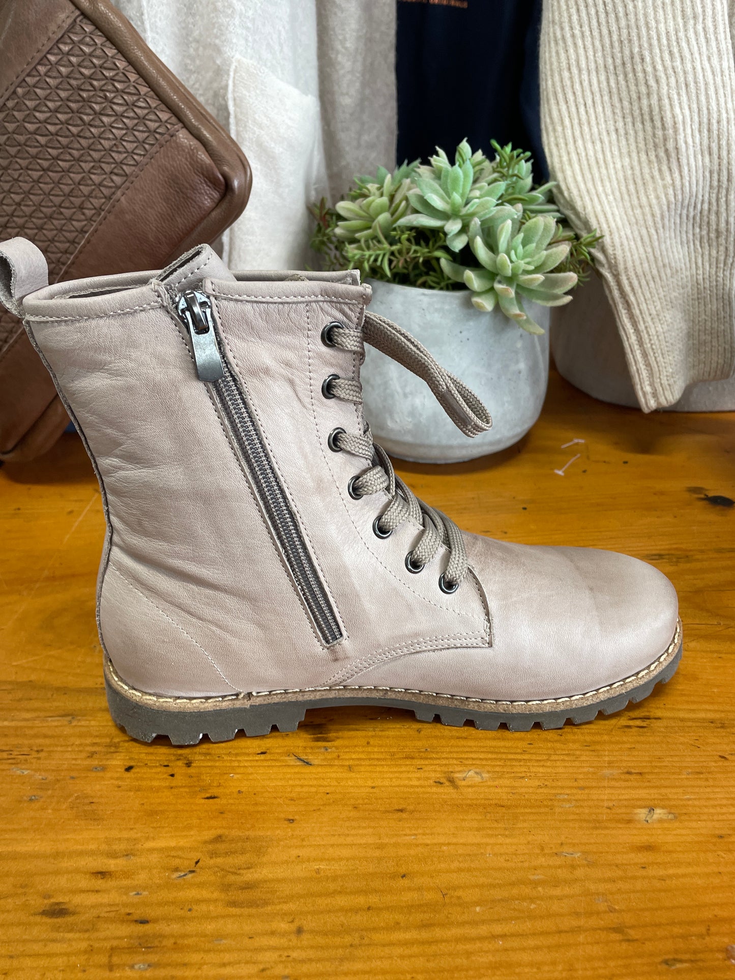 Ladies leather boot