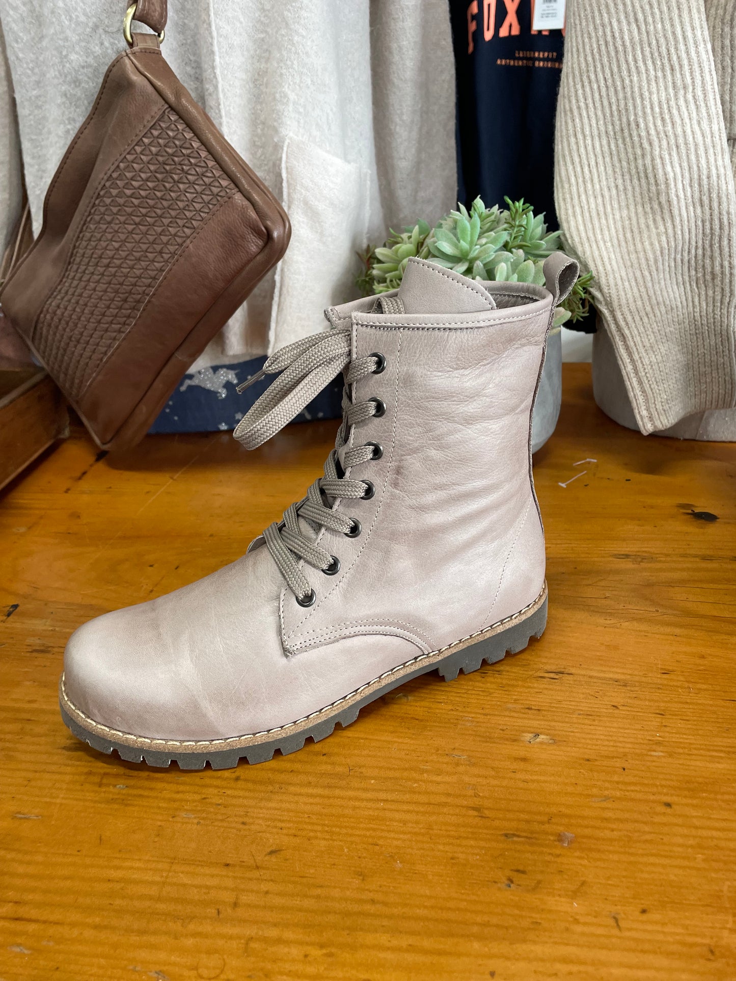 Ladies leather boot